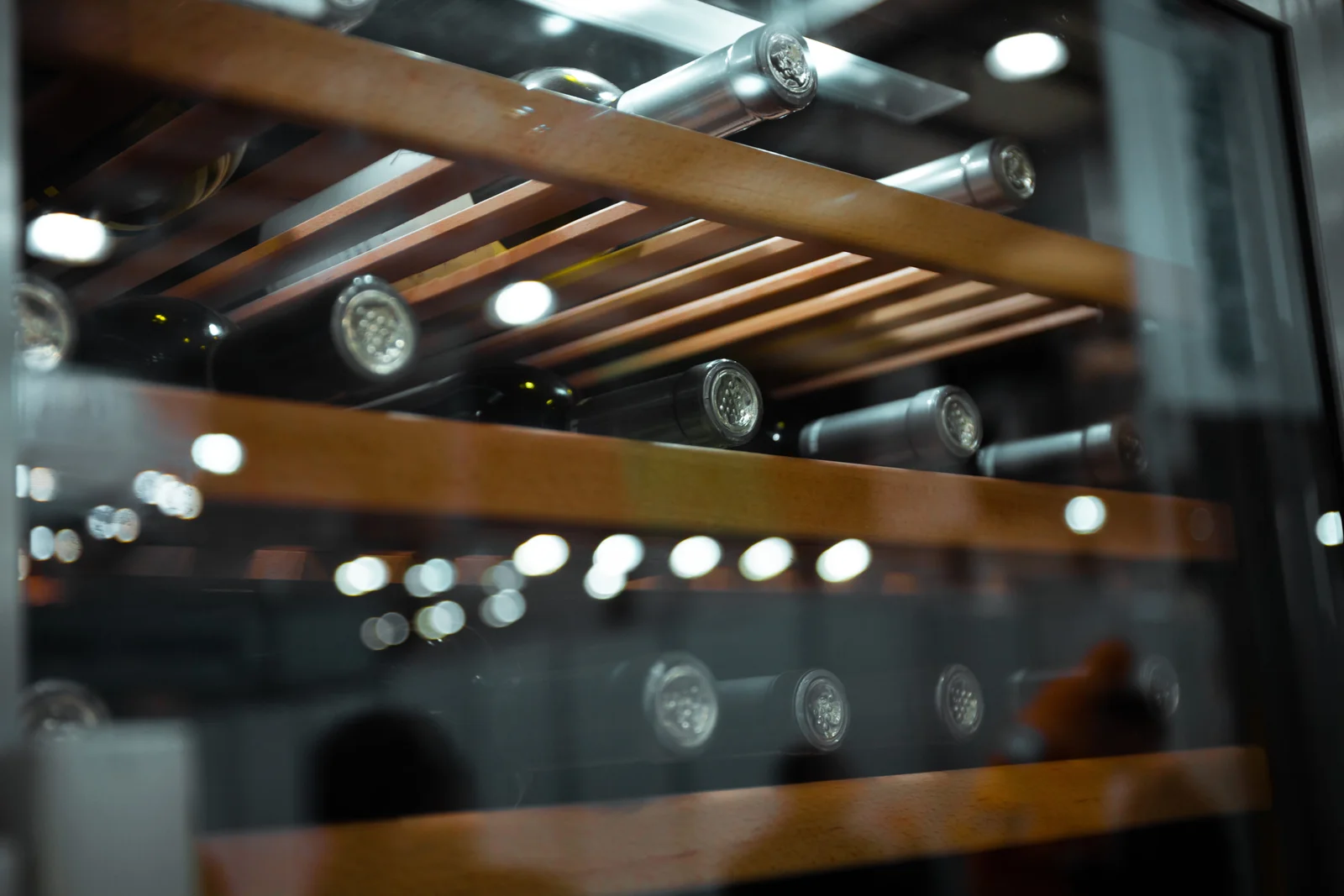 Wine cabinet storage with stable cooling.